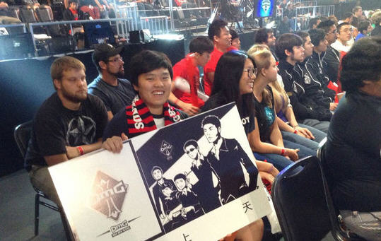 100T官推发布Doublelift、Prince交换队服合影：意义所在